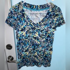Women’s super fun abstract Nicole miller New York v-neck short sleeve tshirt!